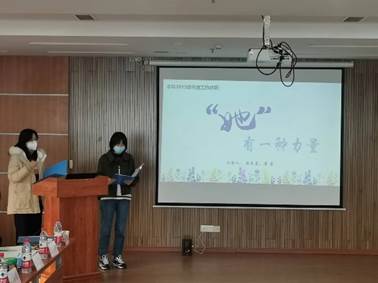 人们在看台上的人在房间里低可信度描述已自动生成