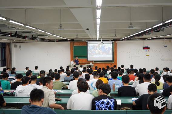 礼堂里有许多人描述已自动生成 礼堂里有许多人描述已自动生成