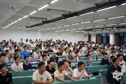 人们在看台上的人群低可信度描述已自动生成 人们在看台上的人群低可信度描述已自动生成